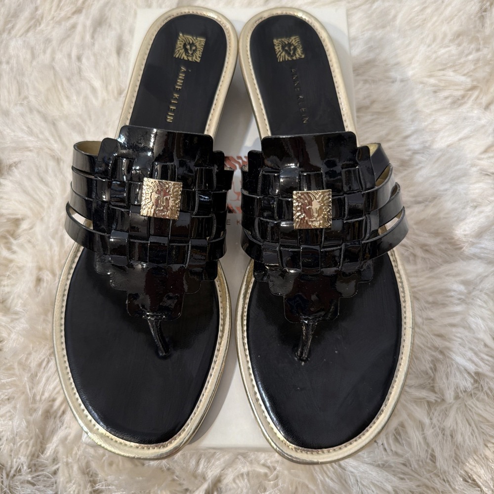 Anne Klein IFlex Woven Patent Slide Sandals Womens 10 Black Gold Logo Mule Wedge - Picture 10 of 11
